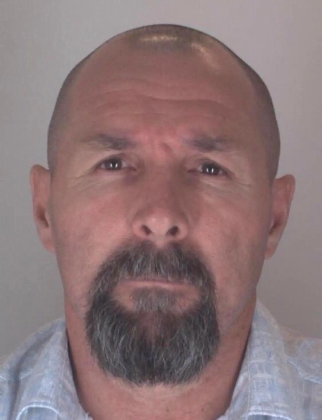 На фото, поширеному берлінською поліцією, зображений головний підозрюваний у вбивстві колишнього бойовика чеченських сепаратистів. Він мав при собі паспорт, на якому він був Вадим Соколов. Пізніше його ідентифікували як Вадима Красікова